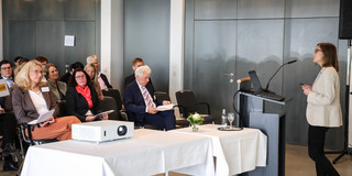 IFS-Bildungsdialog Die geschäftsführende IFS-Direktorin Prof. Nele McElvany hält an einem Rednerpult einen Vortrag vor Publikum.