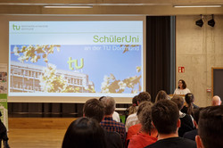 Begrüßung der Schüler*innen auf Leinwand