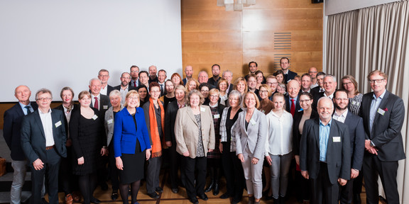 Stiftertreffen Gruppenfoto mit der Rektorin der TU Dortmund in der Mitte