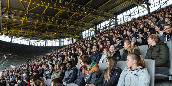 Ein Zuschauerrang im Signal-Iduna-Park voller Erstsemesterstudierender.