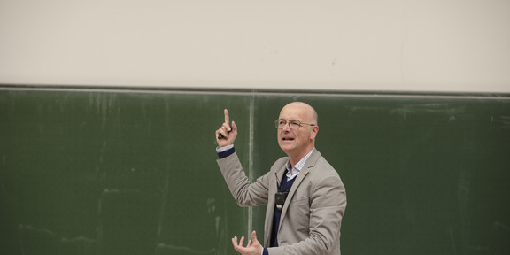 Das „Wetter vor acht“ mit Karsten Schwanke an der TU Dortmund Karsten Schwanke steht vor der Tafel