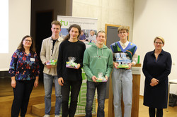 79_SchuelerUni_7884 Gruppenfoto der Teilnehmer aus dem Sommersemester 2024 der SchülerUni zusammen mit der Projektleitung Frau Dr. Irene Szymanski und der Prorektorin Studium Frau Prof. Dr. Wiebke Möhring.