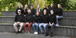 Peer Mentoring im Lehramt Ein Gruppenfoto von 12 Personen in gleichen Pullover