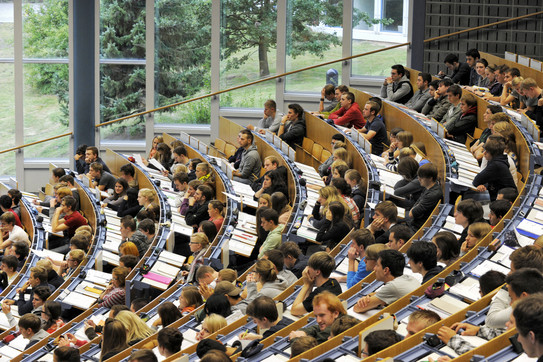 Studenten bei einer Vorleseung im Hörsaal des Audimax'