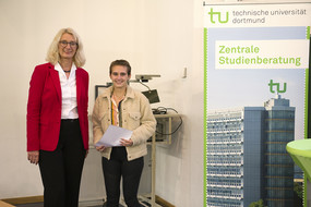 Frau Prof. Insa Melle und eine Teilnehmerin der SchülerUni nach Erhalt ihres Teilnahme-Zertifikates.