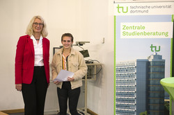 Eröffnung der SchülerUni WS2019/2020_08 Frau Prof. Insa Melle und eine Teilnehmerin der SchülerUni nach Erhalt ihres Teilnahme-Zertifikates.