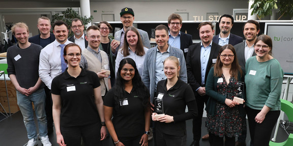 TU Sieger Junge Jugendforschung - Gruppenfoto der Gewinner*innen Auf dem Gruppenfoto sind achtzehn Personen und ihre Teampreise zu sehen.