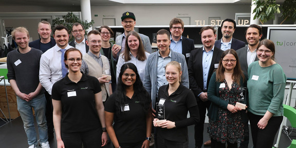 TU Winner Young Youth Research - Group photo of the winners The group photo shows eighteen people and their team prizes.