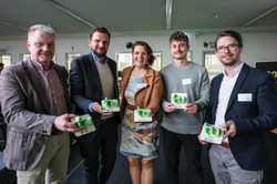 Auf dem Foto in Normalperspektive sind die fünf Jury-Mitglieder*innen zu sehen.