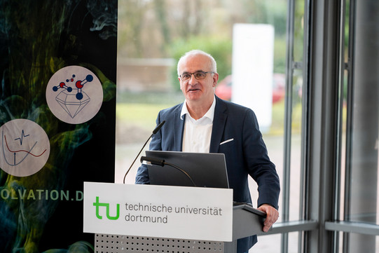 Prof. Manfred Bayer, der an einem Pult eine Rede hält