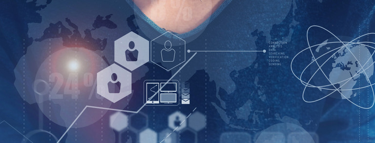 Datenmanagement Der Oberkörper einer Person und im Vordergrund transparente Grafiken.