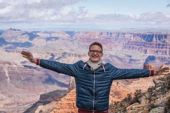 Foto eines jungen Mannes. Im Hintergrund ist der Grand Canyon zu sehen.