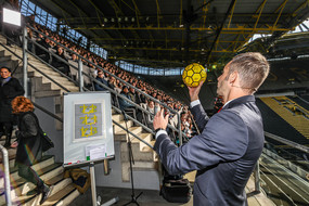Christoph Edeler hält einen gelben Ball mit Autogrammen in der Hand.