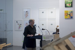 Prof. Barbara Welzel Eine Frau steht einem Rednerpult