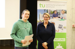 35_SchuelerUni_7776 Feierliche Übergabe erworbener Zertifikate zwischen der Prorektorin Studium Frau Prof. Dr. Wiebke Möhring und einem Teilnehmer während der Eröffnungsveranstaltung der SchülerUni für das Wintersemester 2024/2025.