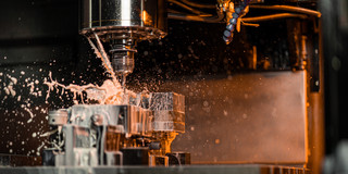 Schmierstoff Eine Maschine, die mit viel Schmierstoff etwas bohrt
