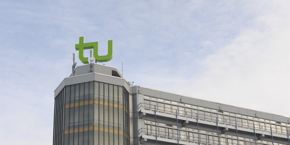 Mathetower mit grünem TU-Logo auf dem Dach