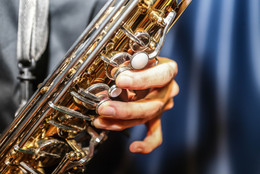 Nahaufnahme eines gespielten Saxophons