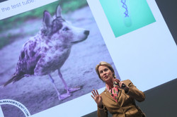 Frances Arnold vor Präsentationfolien