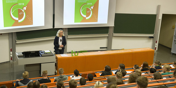 SchnupperUni In einem Hörsaal sitzen Schüler*innen, die im Rahmen der SchnupperUni auf Probe studieren.