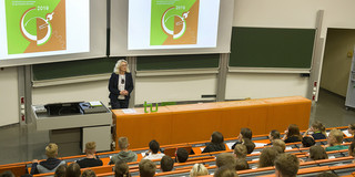 In einem Hörsaal sitzen Schüler*innen, die im Rahmen der SchnupperUni auf Probe studieren.