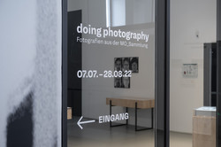 Ausstellungsansicht MO_Schaufenster#31: doing photography