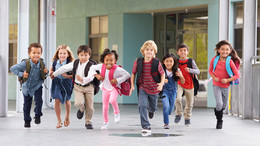 September Schulkinder laufen über einen Flur