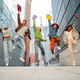Foto: Springende Studis mit Mappen