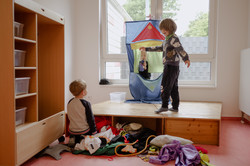 HoKiDo-Anbau 2 Drei Jungen spielen auf einer kleinen Bühne.