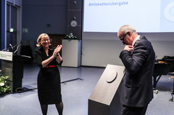 Prof. Bayer puts on chain of office, Prof. Gather applauds