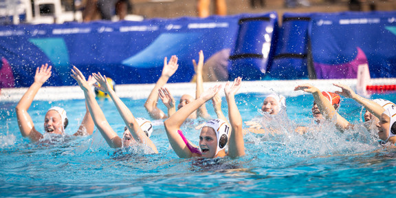 Das deutsche Wasserball-Team der Damen macht nach dem Sieg gegen Neuseeland im Halbfinale eine La-Ola-Welle im Wasser.
