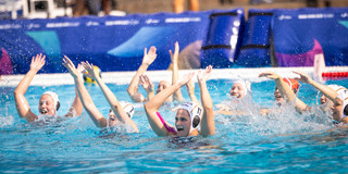 Das deutsche Wasserball-Team der Damen macht nach dem Sieg gegen Neuseeland im Halbfinale eine La-Ola-Welle im Wasser.