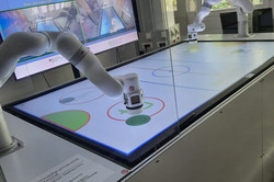 Veranstaltung "Teleoperation im 6G-Zeitalter" Roboter mit einem digitalen Spielfeld.