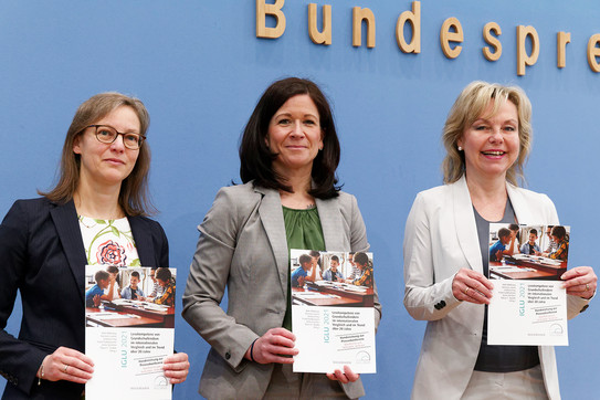 Drei Frauen, die jeweils eine Urkunde halten.