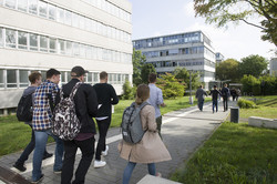 Mehrere Personen laufen auf dem Campus Süd.