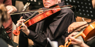 Prof. Manfred Lehnig spielt im Universitätsorchester die Bratsche.