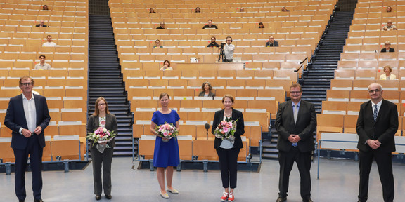 Wahl Rektoratsmitglieder Gruppenfoto mit drei Frauen und drei Männern. Die Personen halten Abstand und die Frauen haben jeweils einen Blumenstrauß in der Hand