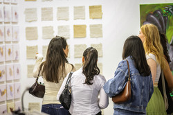Foto: Vier junge Frauen schauen sich ein Kunstwerk an und unterhalten sich.
