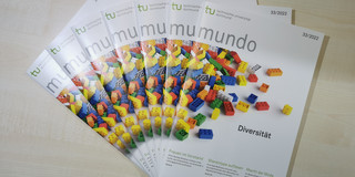 mundo Mehrere Ausgaben der mundo zum Thema Diversität liegen auf einem Tisch.
