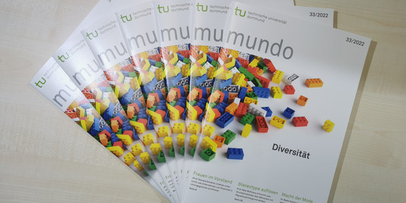 Several issues of mundo on the topic of diversity are on a table.
