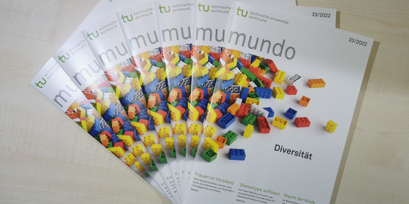mundo Mehrere Ausgaben der mundo zum Thema Diversität liegen auf einem Tisch.