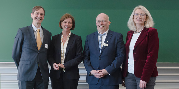 Gruppenbild von Prof. Volker Bank, Yvonne Gebauer, Prof. Andreas Liening und Prof. Insa Melle.
