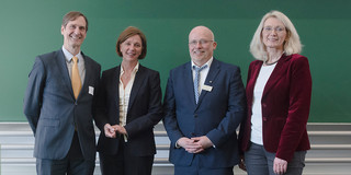 Jahreskonferenz Ökonomische Bildung Gruppenbild von Prof. Volker Bank, Yvonne Gebauer, Prof. Andreas Liening und Prof. Insa Melle.