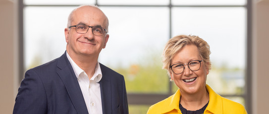 Ein Foto vom TU-Rektor Prof. Manfred Bayer und der Rektorin der FH Dortmund, Prof. Tamara Appel. Beide tragen eine Brille und lächeln in die Kamera.