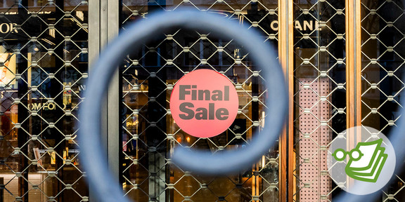 Vergitterte Tür eines Kaufhauses. Auf der Tür klebt ein roter Sticker mit den Worten "Final Sale". Der Sticker ist durch eine Spirale im Vordergrund fokussiert.