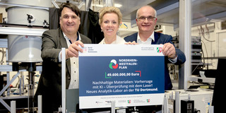 Übergabe der Finanzierungszusage Gruppenfoto im Labor mit Ministerin Ina Brandes sowie den Rektoren Prof. Martin Paul und Prof. Manfred Bayer.