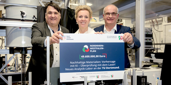 Übergabe der Finanzierungszusage Gruppenfoto im Labor mit Ministerin Ina Brandes sowie den Rektoren Prof. Martin Paul und Prof. Manfred Bayer.