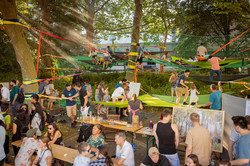 Sommerfest 2022 Besucher*innen erkunden einen Baumkletterpfad.