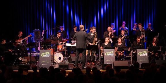 Groove m.b.H. beim Jazzfestival der TU Dortmund 2020 Die Jazzband Groove m.b.H. auf der Bühne des Jazzfestival 2020 an der TU Dortmund.