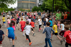 Kinder laufen über den Campus beim Campuslauf